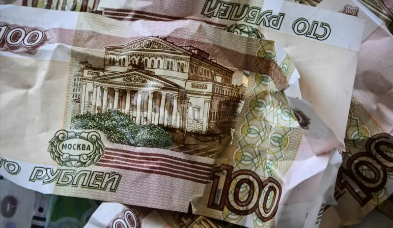 Финансы на качелях: почему Минфин РФ уже пять месяцев подряд продает валюту и золото?