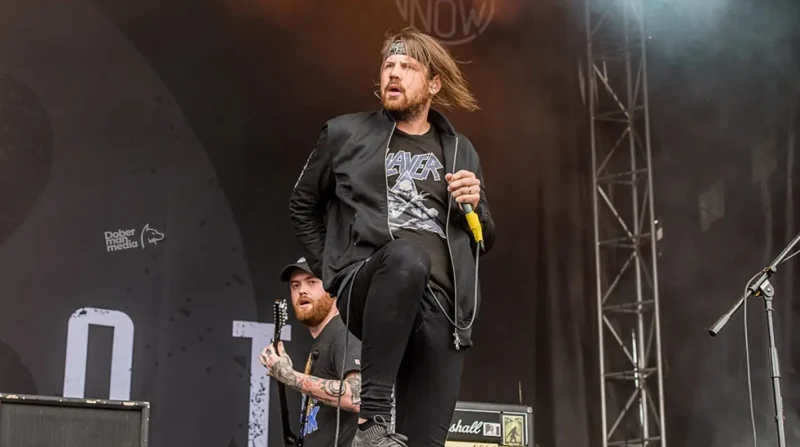 Фронтмен Beartooth Калеб Шомо совершил каминг-аут: «Я — гордый гей»